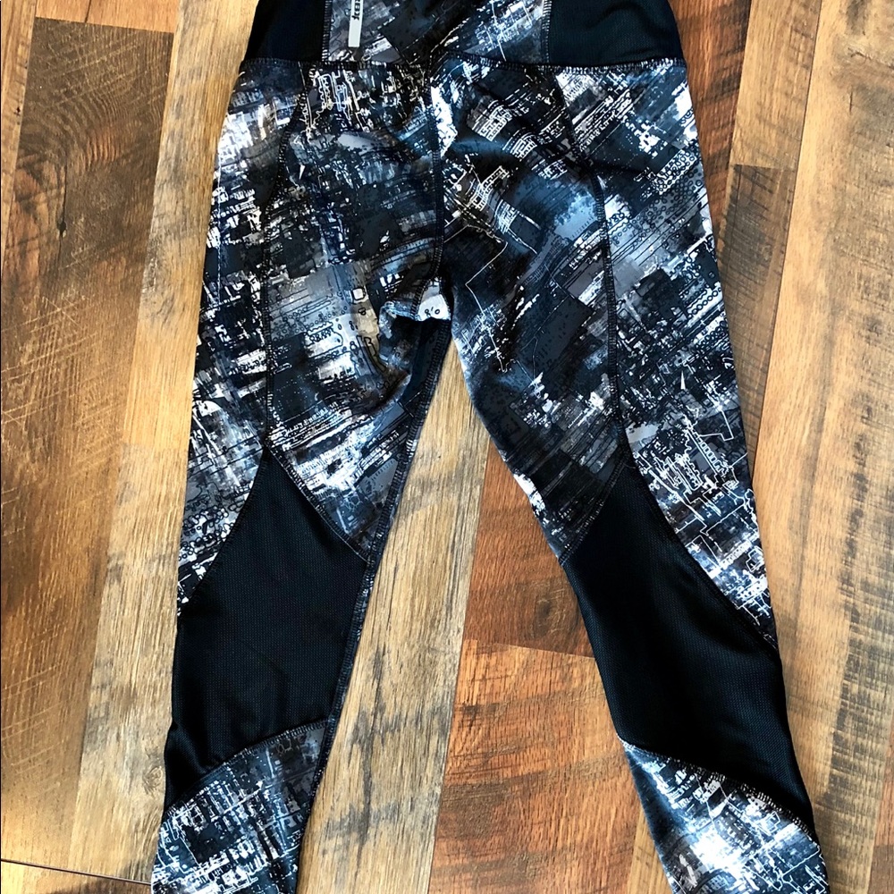 RBX Graphic Capri Workout Leggings with Pockets - Picture 4 of 6